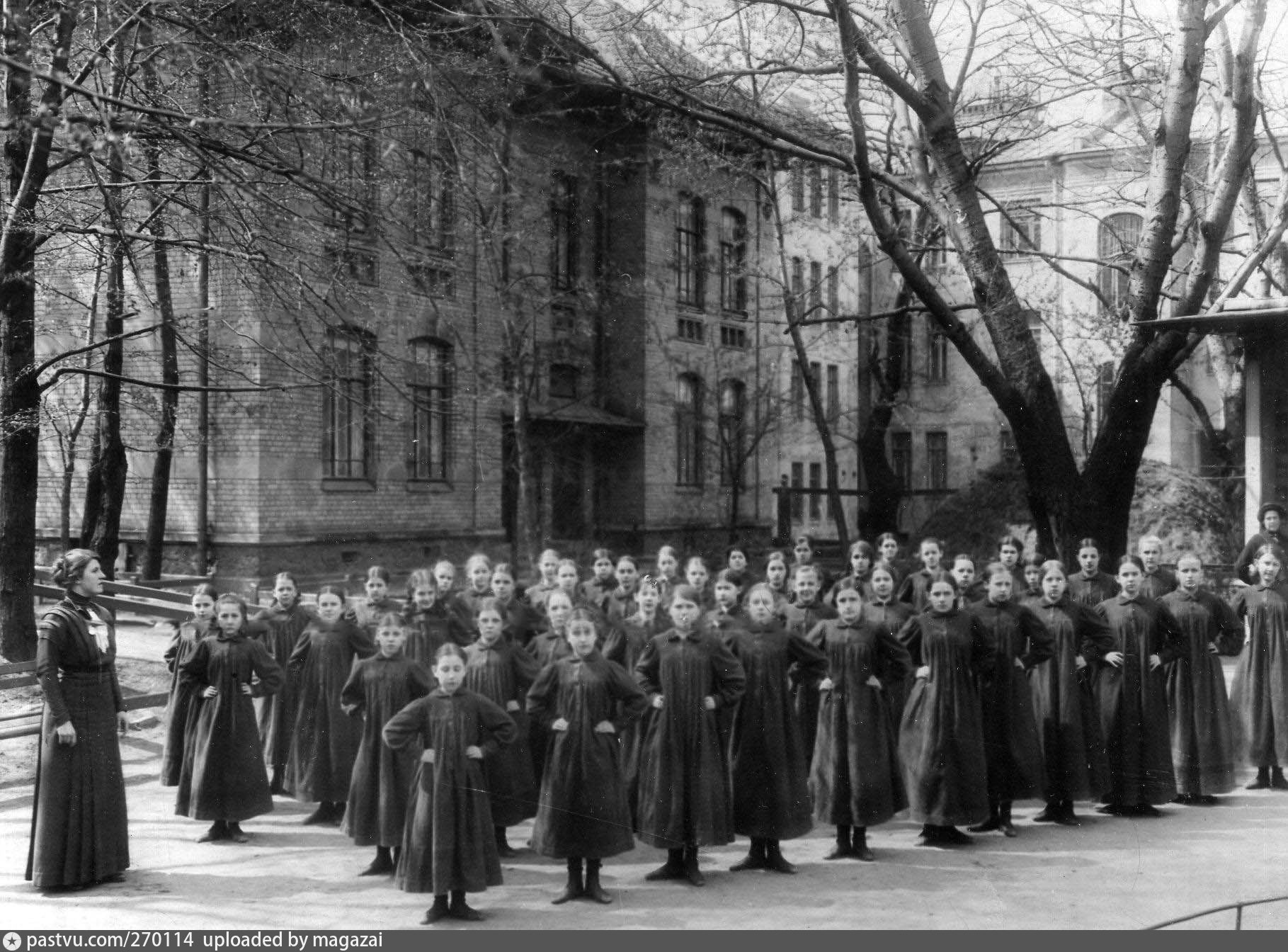 Школа благородных девиц в санкт петербурге. Институт принцессы Терезии Ольденбургской. Женское училище принцессы Терезии Ольденбургской. СПБ. Училище Терезии Ольденбургской. Институт благородных девиц в Санкт-Петербурге.