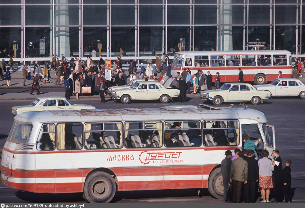 Площадь перед зданием Курскоговокзала