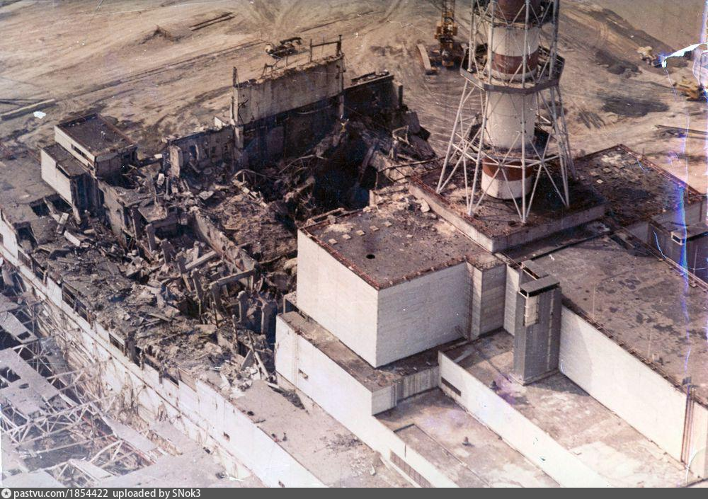 Сколько работала чернобыльская аэс после взрыва. Разрушенный 4 энергоблок ЧАЭС. ЧАЭС 1986. Чернобыльская АЭС после взрыва. Разрушенный реактор ЧАЭС.