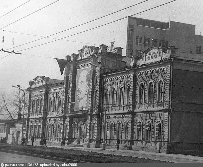 Здание екатеринбургских меценатов в 19 веке. Первая женская гимназия Екатеринбург. УРГПУ Карла Либкнехта. Женская гимназия Екатеринбург до революции. Карла Либкнехта 9а Екатеринбург.