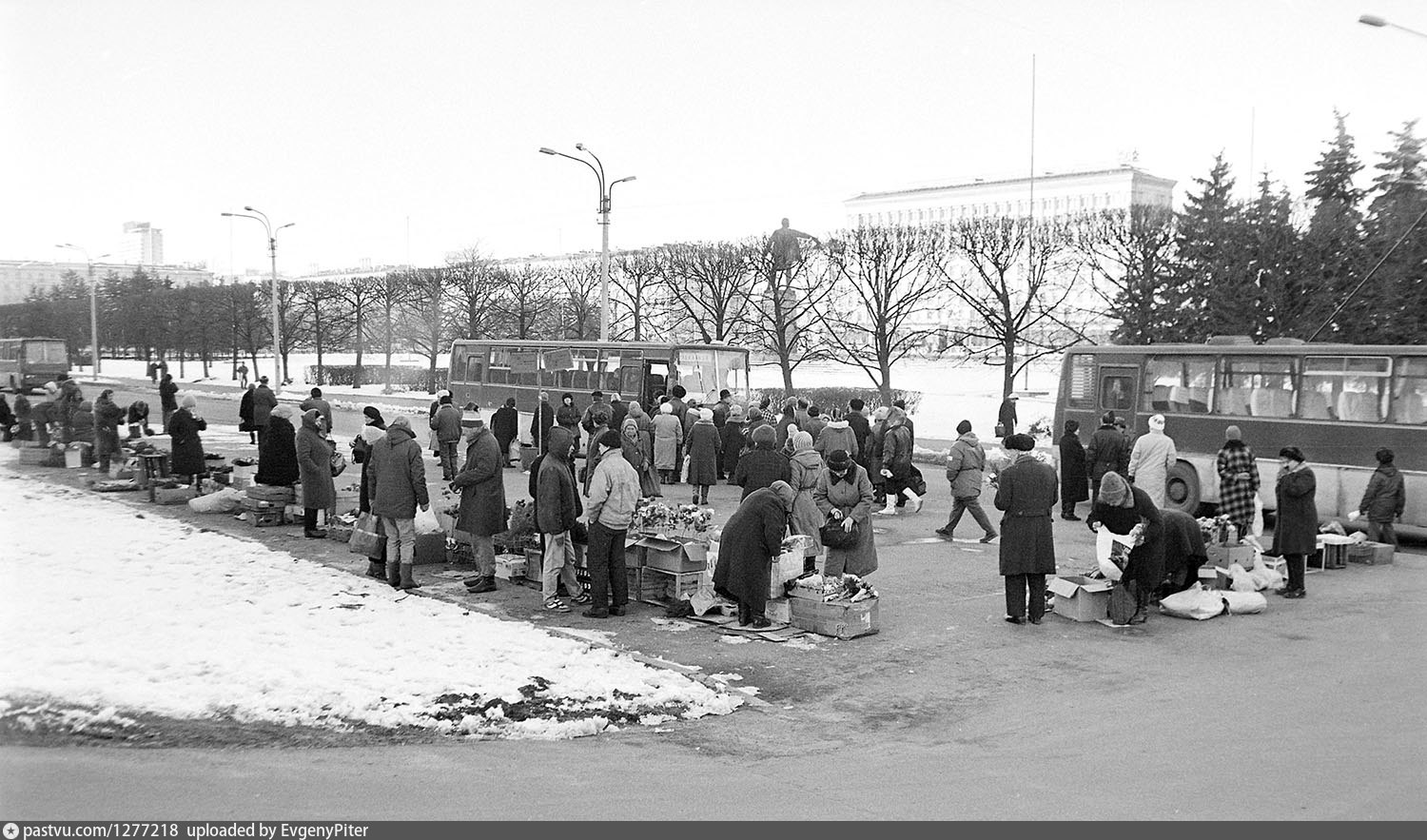 Увлекшийся 1995 год. Санкт-Петербург 1995 год. Москва 1995 год. Автобусная остановка 1972 год. Автобусная остановка 1951 год.