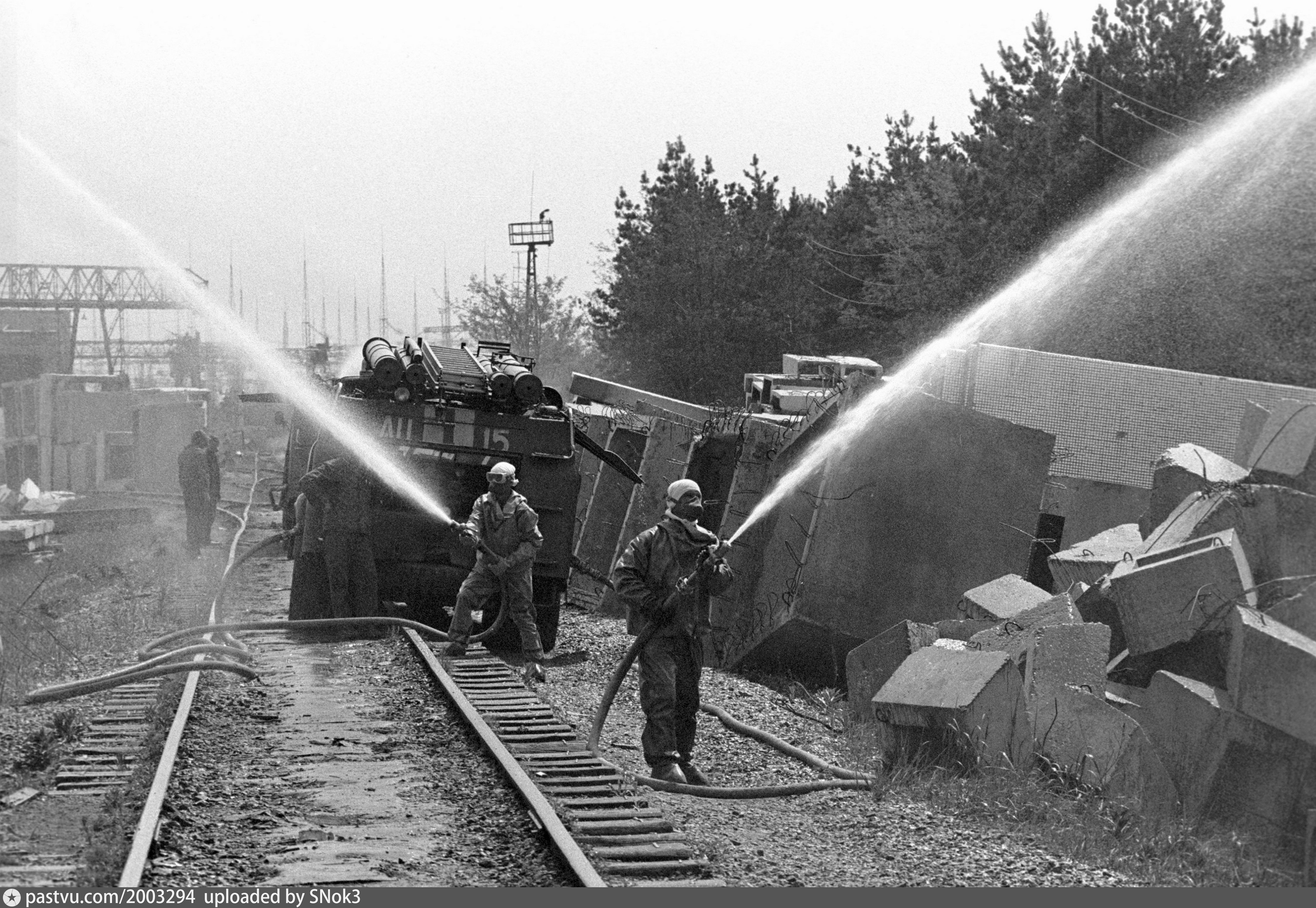 Chernobyl accident. Дезактивация ЧАЭС 1986. Авария на ЧАЭС 1986 Чернобыль ликвидация. Ликвидация Чернобыльской АЭС. Чернобыль 1986 ликвидаторы пожарные.