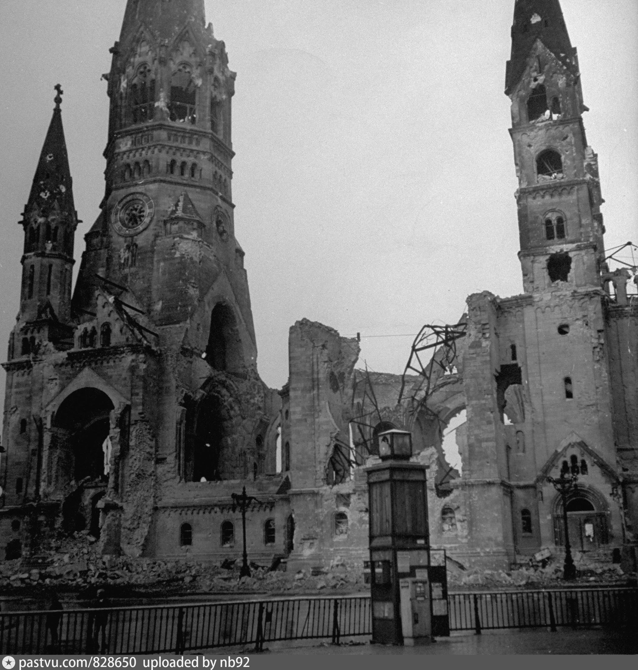 Разрушенный берлин. Церковь Кайзера Вильгельма. Церковь Вильгельма Кайзера в Берлине 1945. Разрушенный Берлин 1945. Разрушенная Церковь в Берлине.
