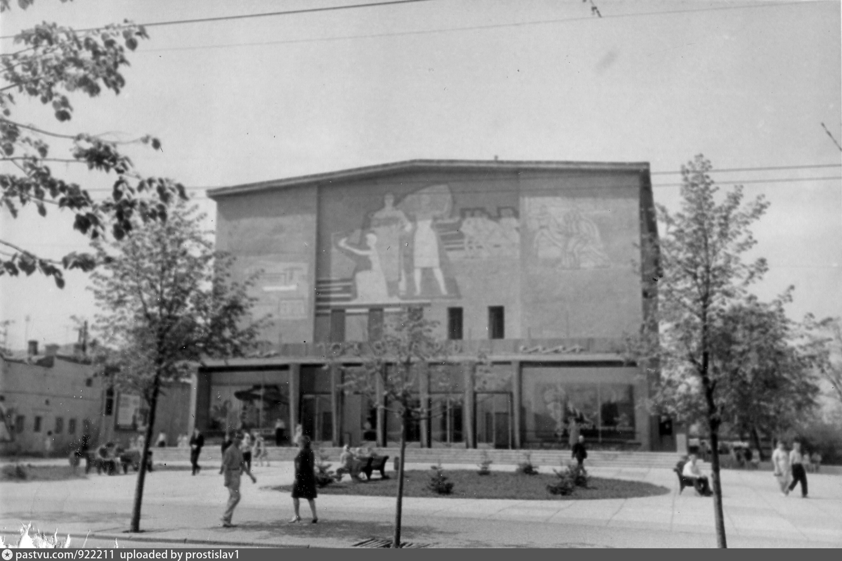 Октябрь 1974. Кинотеатр Горького Соликамск. Горький Соликамск. Кинотеатр октябрь Новосибирск 1936. Кинотеатр октябрь Горький.