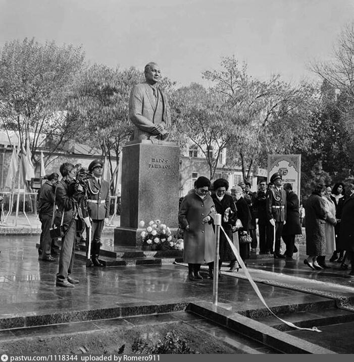 После в ташкенте. Шараф Рашидов памятник. Шараф Рашидов памятник Ташкент. Ташкент Узбекистан могила Шарафа Рашидова. Чигатайское кладбище в Ташкенте могила Шарафа Рашидова.