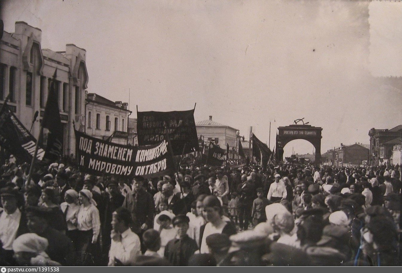 1923 год. Первомайская демонстрация 1923. Россия 1923 год. Иваново-Вознесенск 1942. Демонстрация на 7 ноября в СССР В Иваново-Вознесенске.