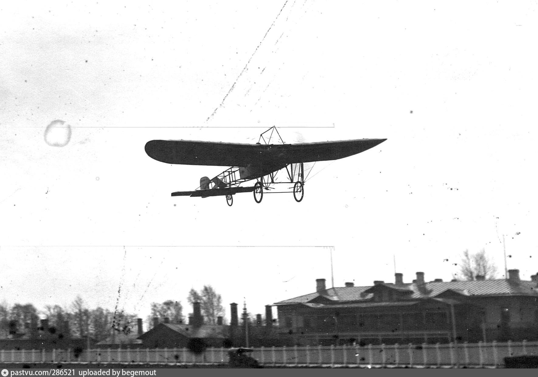 Всероссийский праздник воздухоплавания 1910 первый. Аэроплан Блерио. Первый Аэроплан 1910 года. Комендантский аэродром СПБ.