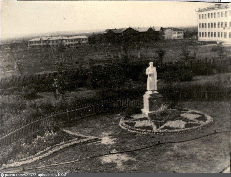 Родной город сталина 4. Памятник Сталину в Перми. Памятник Сталину в Симферополе. Памятник Сталину в Сталинграде. Фергана памятник Сталину.