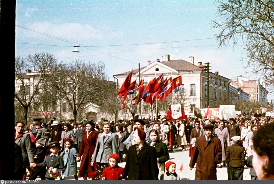 Казань 1957. Советская демонстрация. 1957 Год демонстрация 1 мая. Казань СССР. Казань в Советский период.