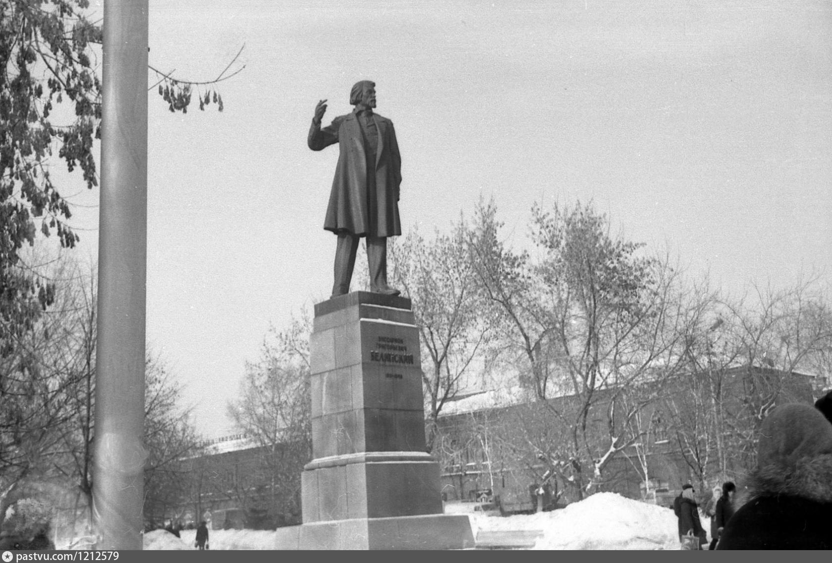 Пенза белинский. Памятник Белинскому в Пензе. Виссарион Белинский памятник. Бюст Белинского Пенза. Памятник Белинского напротив драмтеатра Пенза.