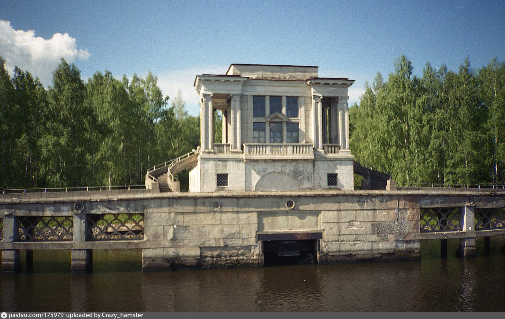 Дубна (Большая Волга). Здание привода заградительных ворот