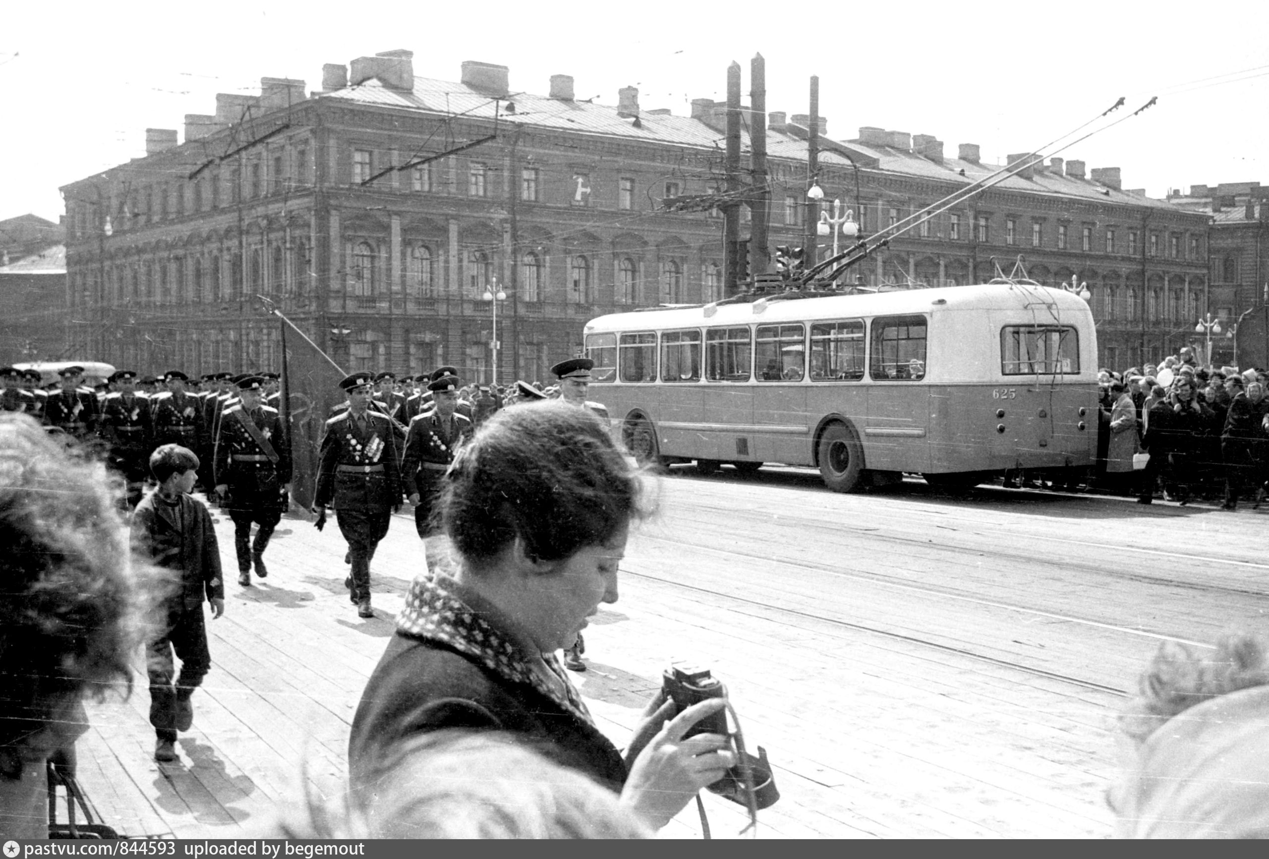 Нарисовали член на литейном мосту