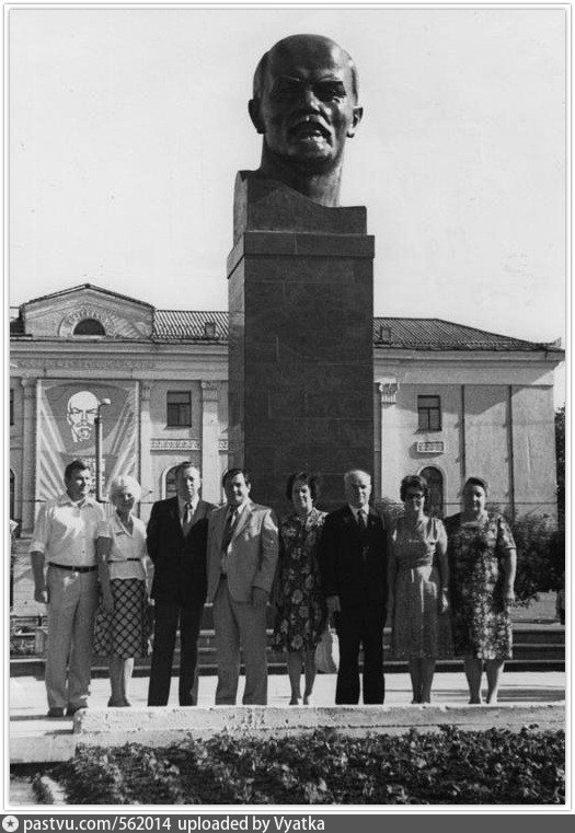 Памятники ленину в ссср. Памятник Ленину Киров. Памятник Ленину у ДК Металлургов Киров. Памятник Ленину в 20 гг в Кирове на Театралке. Площадь XX Партсъезда Киров памятник.