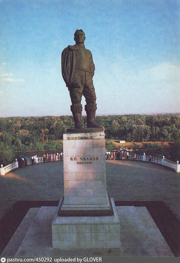 Чкалов оренбург. Чкалов памятник Оренбург. Памятник в п Чкалову Оренбург. Чкалов статуя Оренбург. Памятник Чкалову Оренбург на Советской.