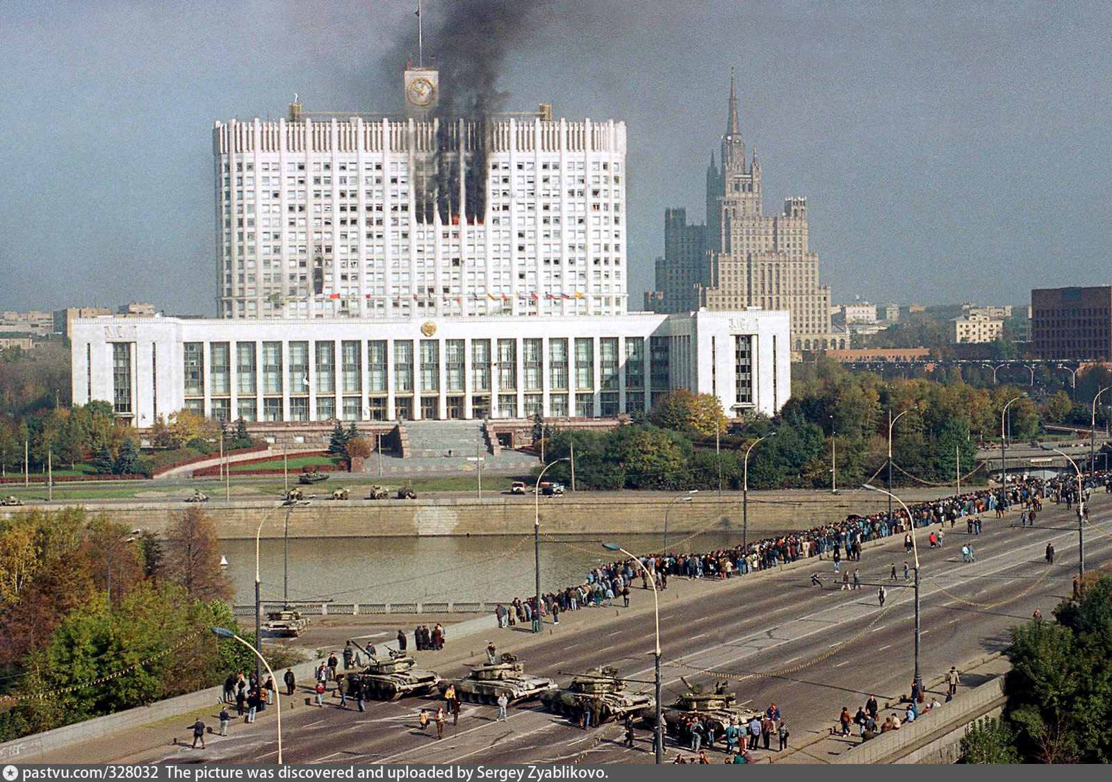 Верховный совет 1993. Дом правительства 1993. Белый дом (здание правительства РФ В Москве). Архитектор д.н. Чечулин. Белый дом штурм 1993. 1993 Год Москва белый дом штурм.