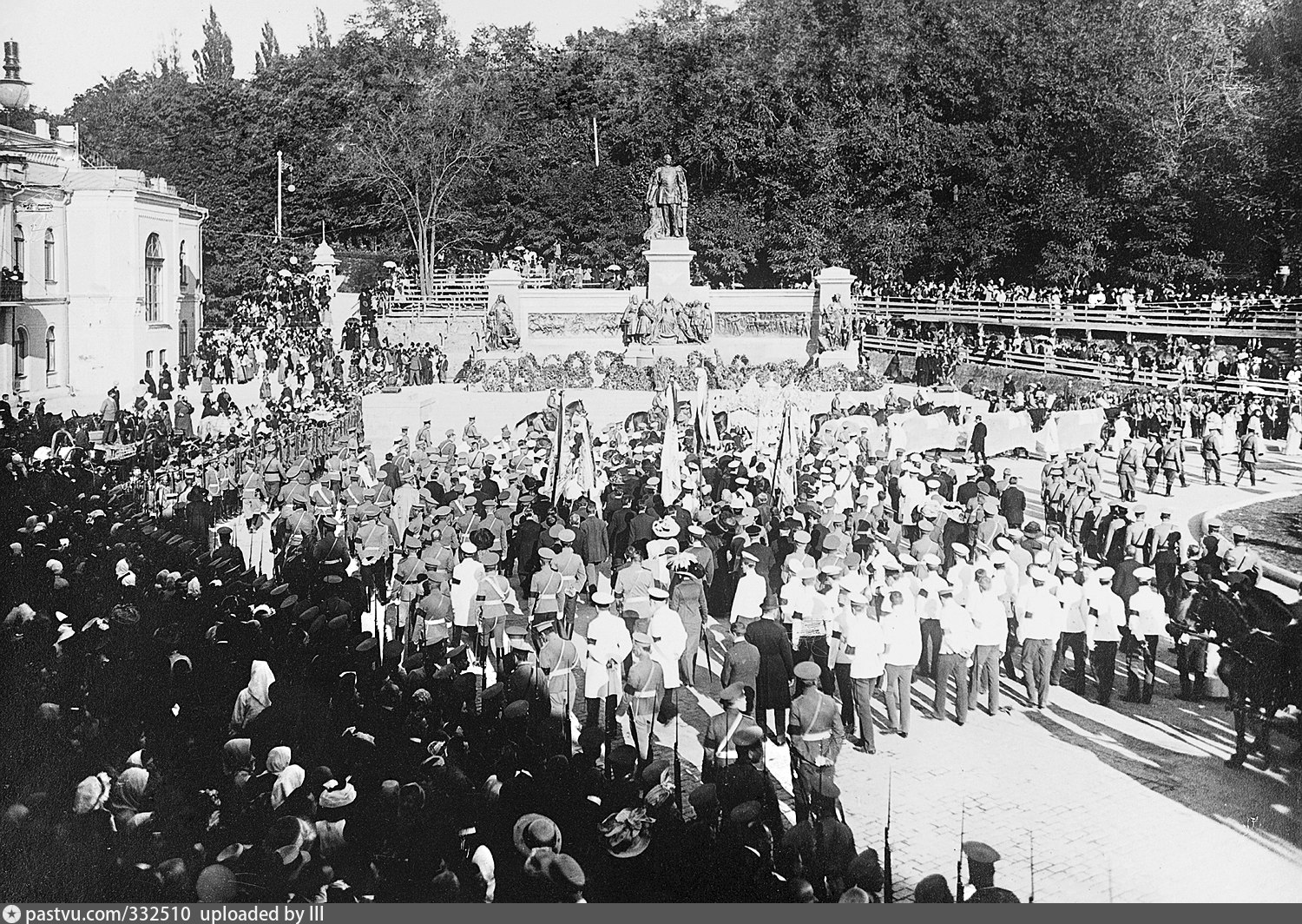 В каком городе убили столыпина. Похороны Столыпина 1911. Похороны Петра Аркадьевича Столыпина. Покушение на Столыпина 1911. Покушение на Столыпина 1911 картина.