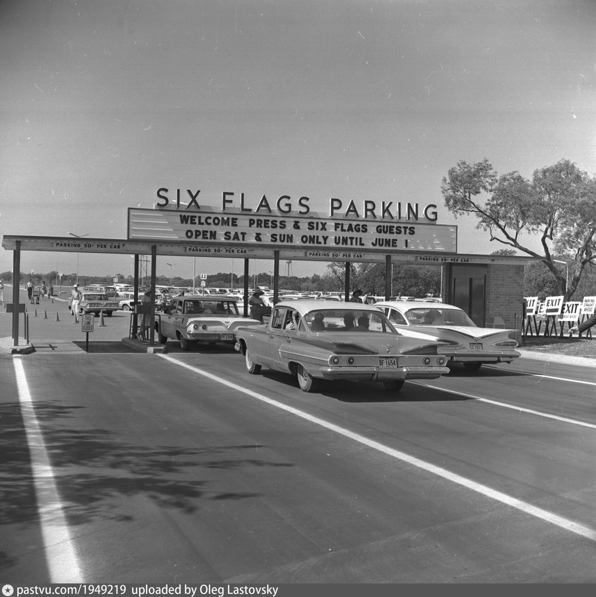 six-flags-parking-at-six-flags-over-texas-park-on-opening-day