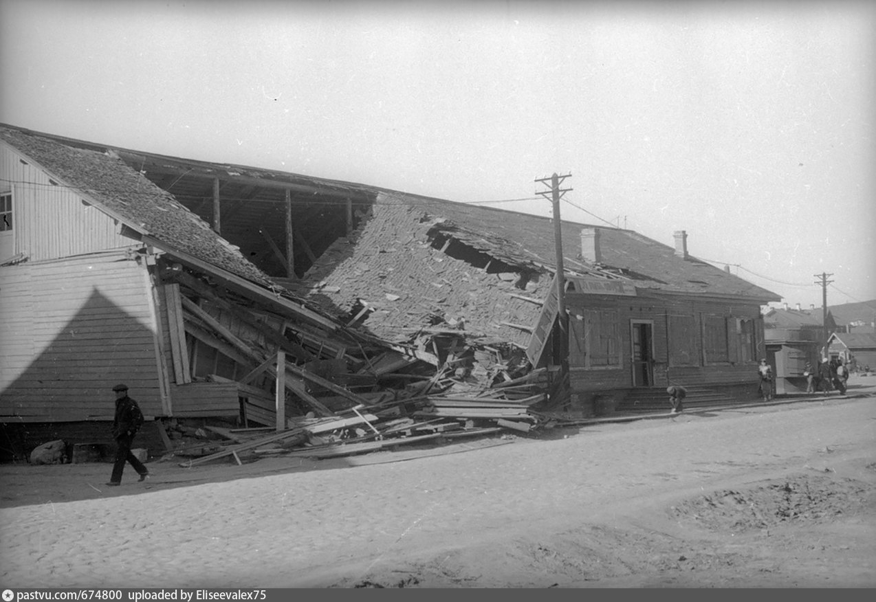 Разрушенный магазин. Мурманск 1942. Hurricanes over Murmansk 1942.