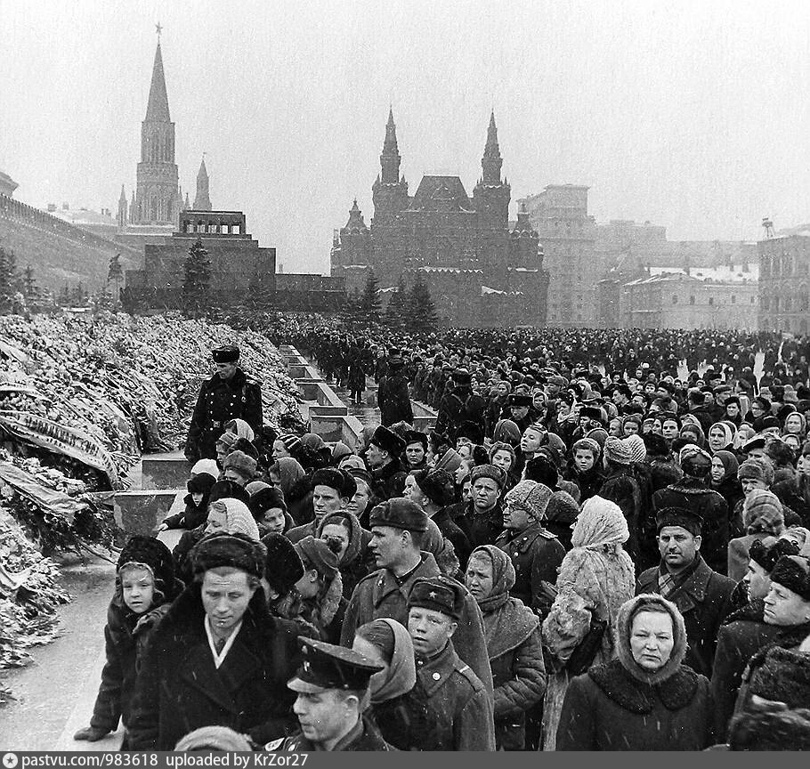 Площадь прощания. Похороны Сталина 1953. Давка на похоронах Сталина. Похороны Сталина Москва. Смерть Сталина давка.