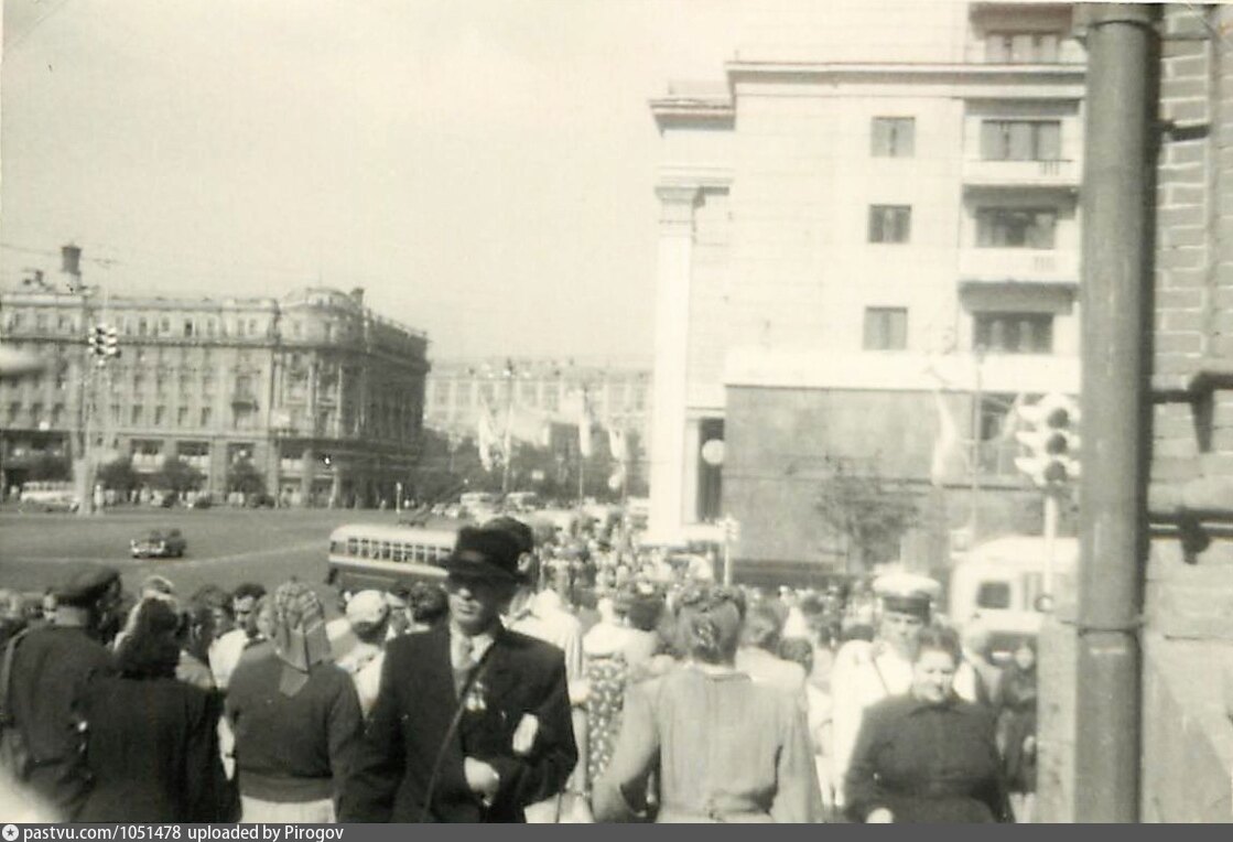 Площадь революции день города