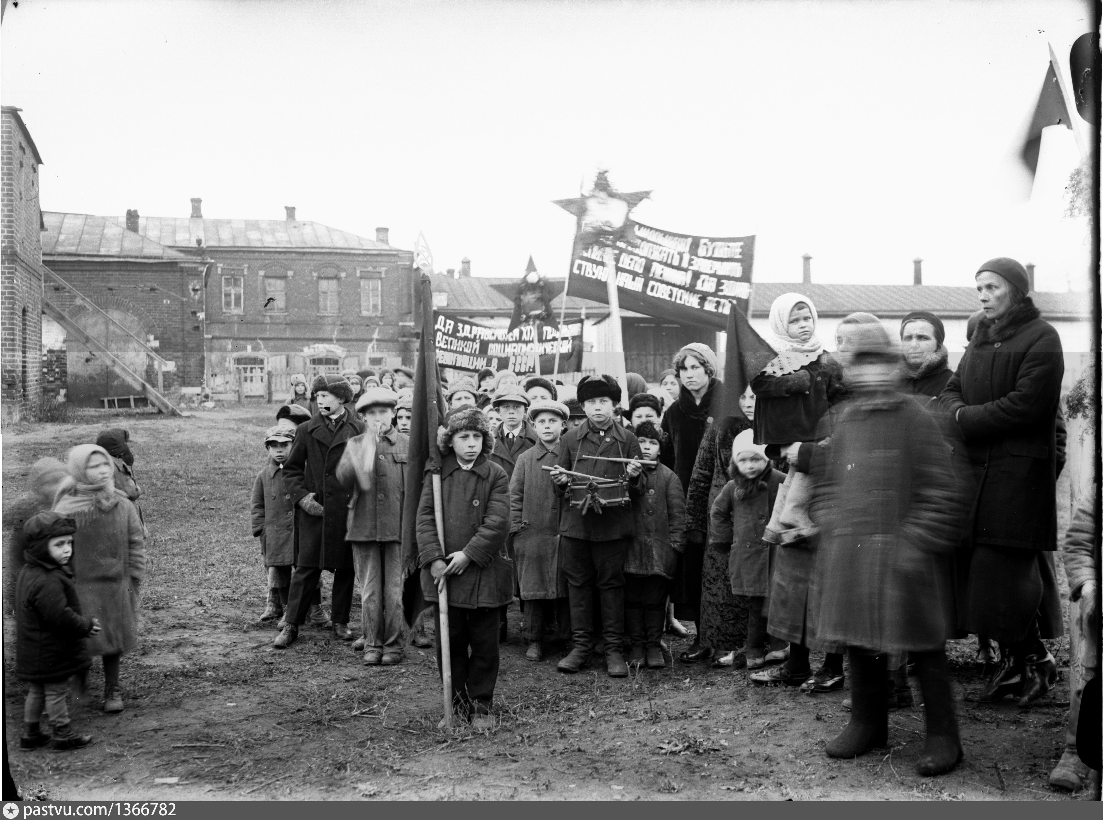 19 й год. Демонстрация 7 ноября 1927. Завод имени 10-й годовщины Октябрьской революции Астрахань. Фотографии села Ижевское в времена войны. 7 – 8 Ноября 1936 года в честь 19 годовщине октября.