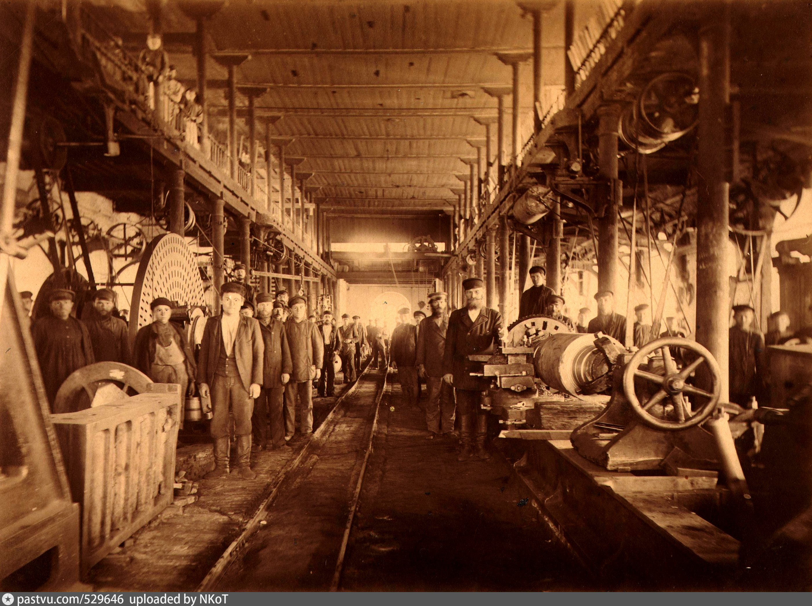 Первые рабочие фабрики