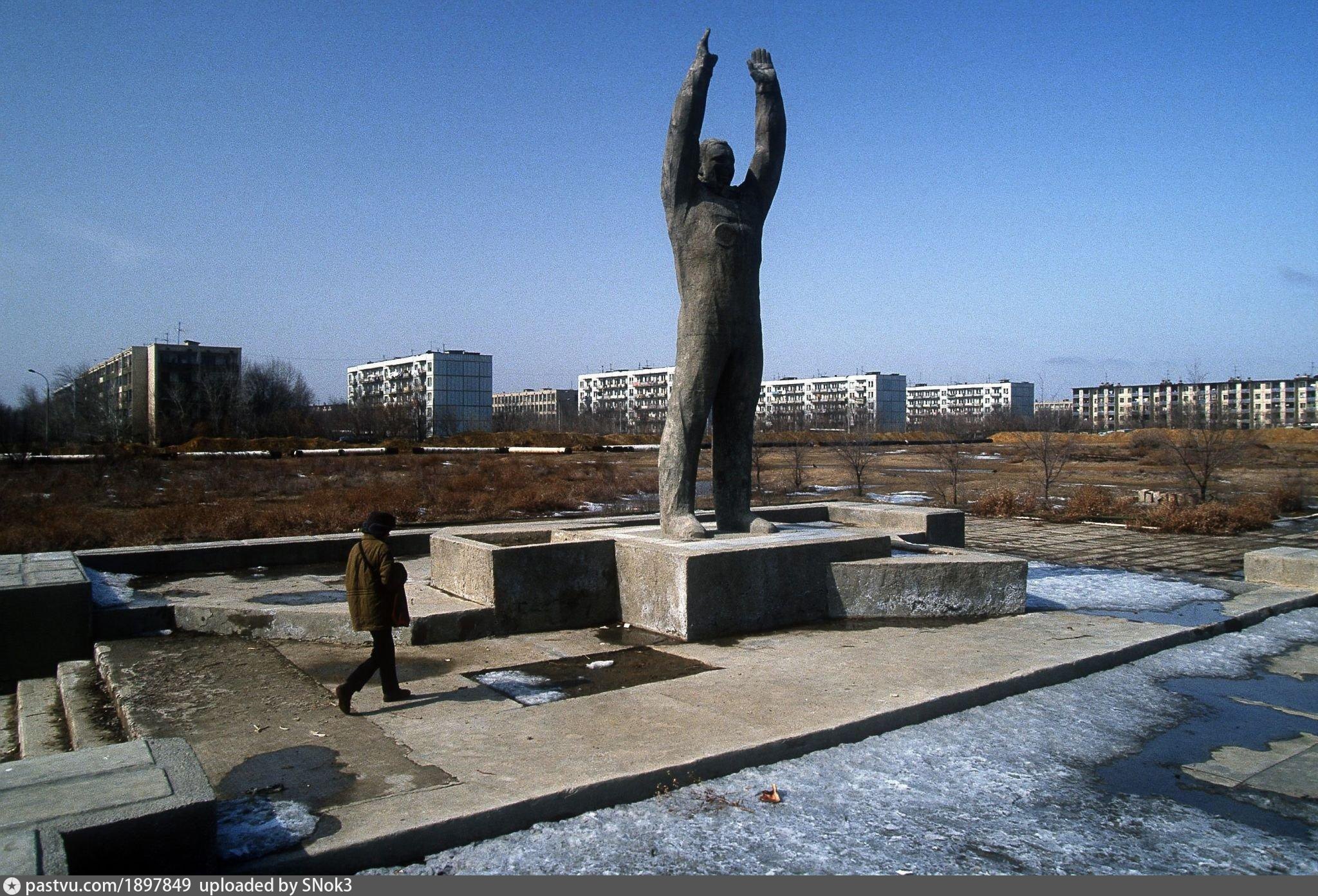 Байконур гагаринский. Памятник Юрию Гагарину (Байконур). Памятник Гагарину на Байконуре. Памятник Гагарина в Байконуре. Гагарин памятник Байконур.