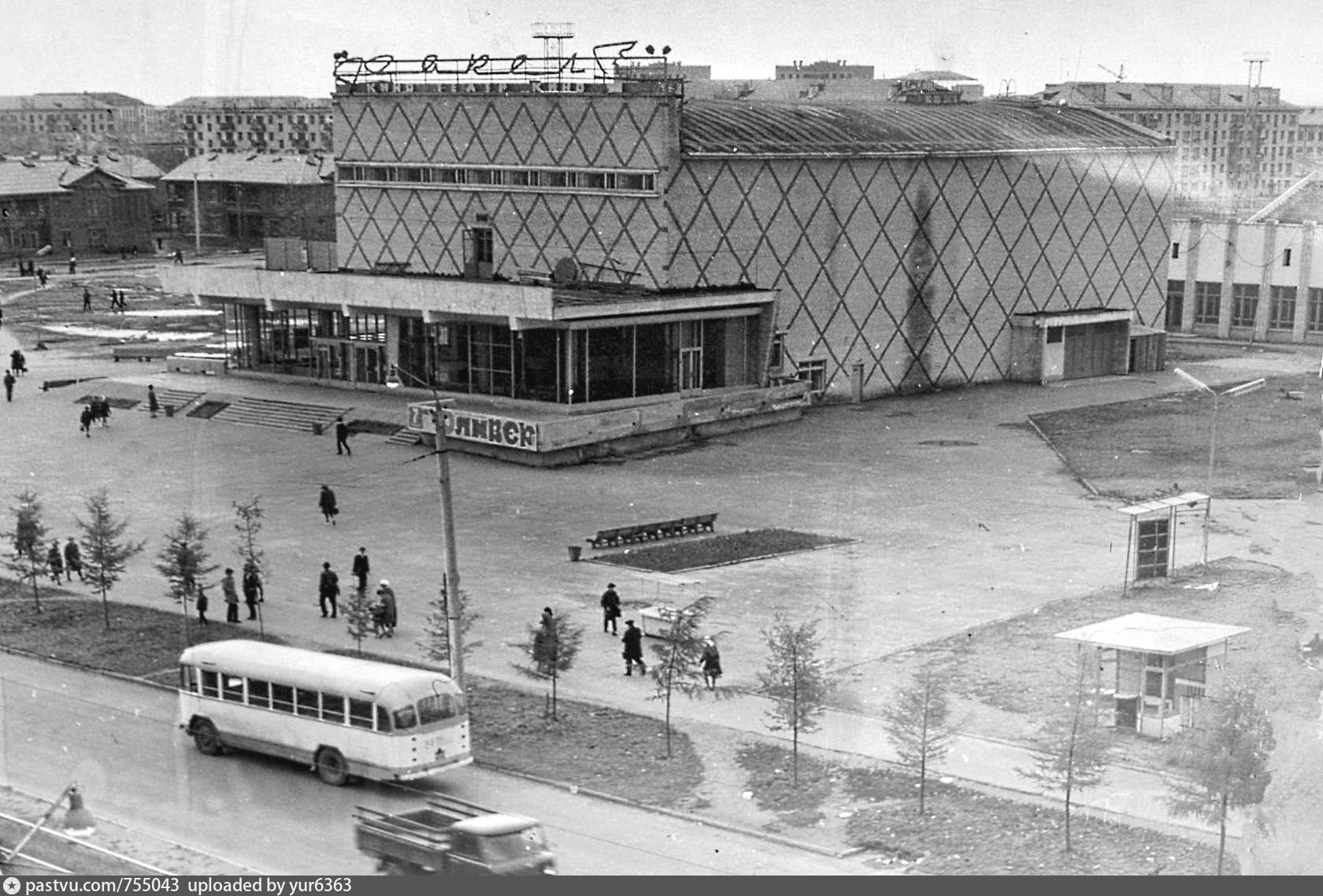 Вагонная комсомольск на амуре. Кинотеатр факел Сатка. Кинотеатр факел в Комсомольске на Амуре. Комсомольск на Амуре 1975 год.