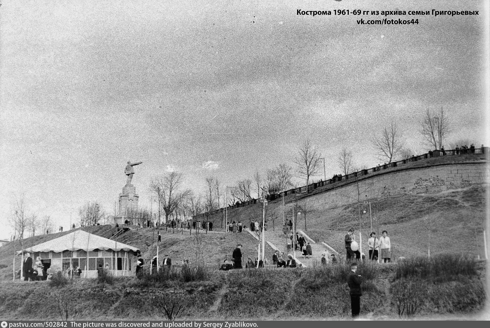 Архив 18. Центральный парк Кострома старые фотографии. Селище Кострома Церковь до революции. Фото редкие Кострома. 1825 Года фото Костромы.