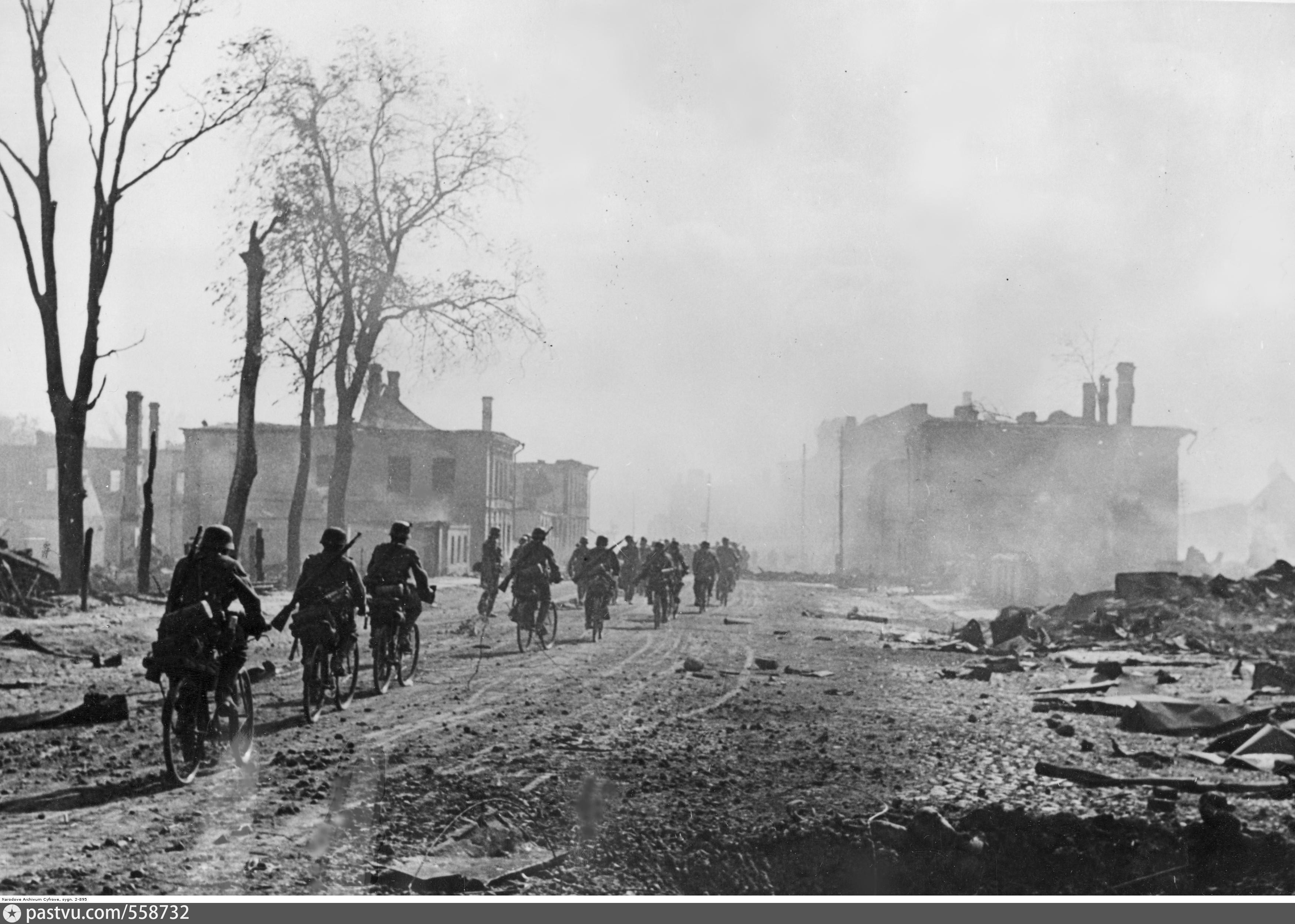 Оккупация новгорода. Великий Новгород война 1941-1945. Немцы в Новгороде 1941. Великий Новгород ВОВ В годы войны 1941. Великий Новгород 1941-1945 фото.