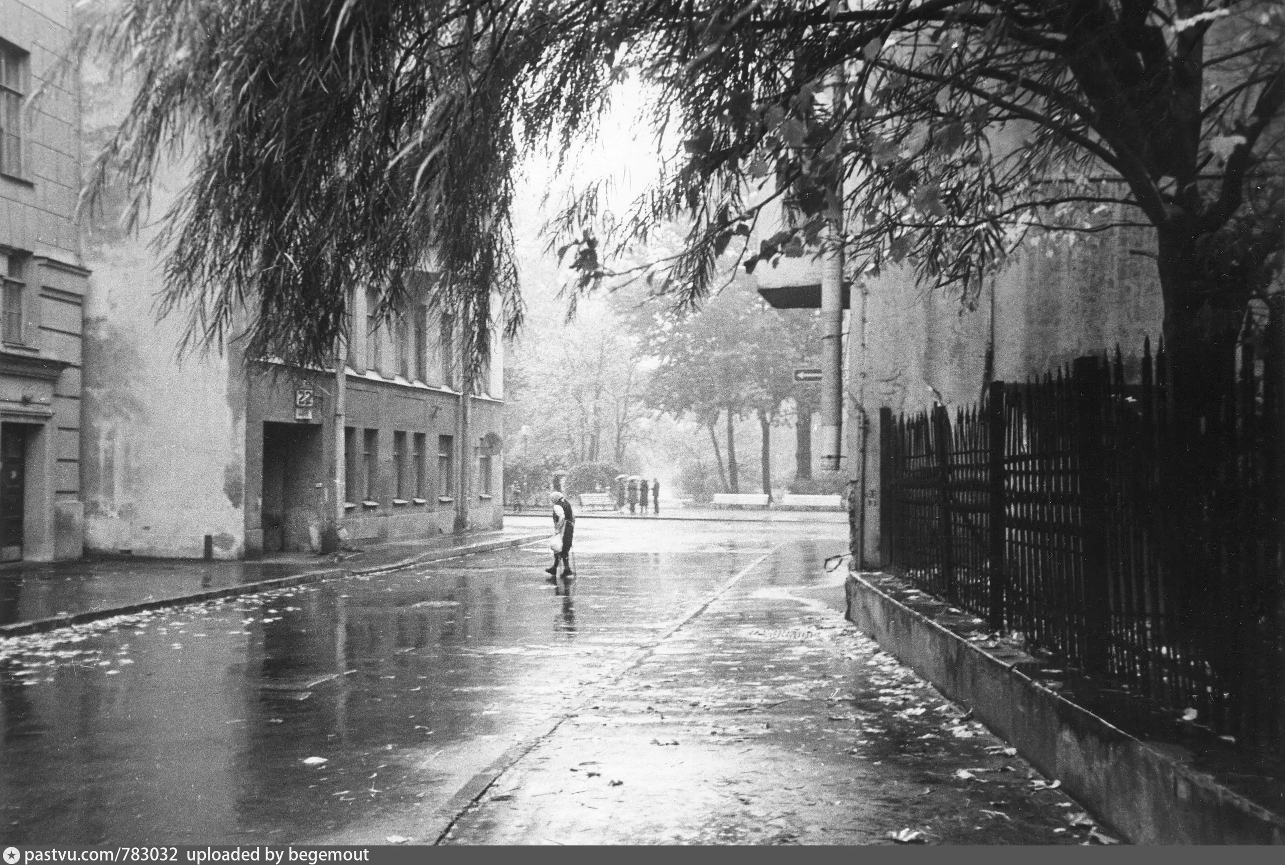 Улица Яблочкова (Санкт-Петербург). Улица Яблочкова в 1980 году. Дождь в Ленинграде. Дождливый Ленинград.