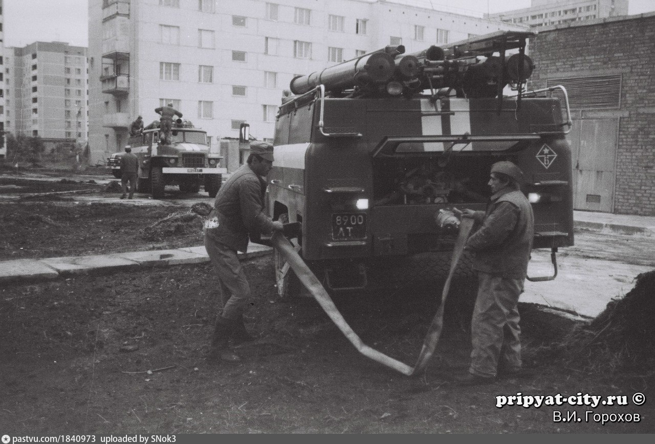 Чернобыльские пожарники. Дезактивация Припяти 1986. Дезактивация ЧАЭС 1986. Пожарные в Припяти 1986. Пожарные машины Чернобыльской АЭС.