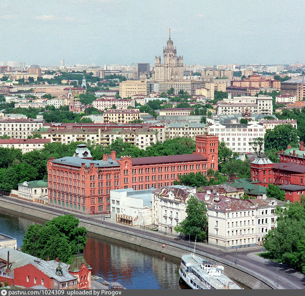 Юрент москва якиманский проезд отзывы. Замоскворечье Якиманка. Якиманская набережная Москва. Река Якиманка.