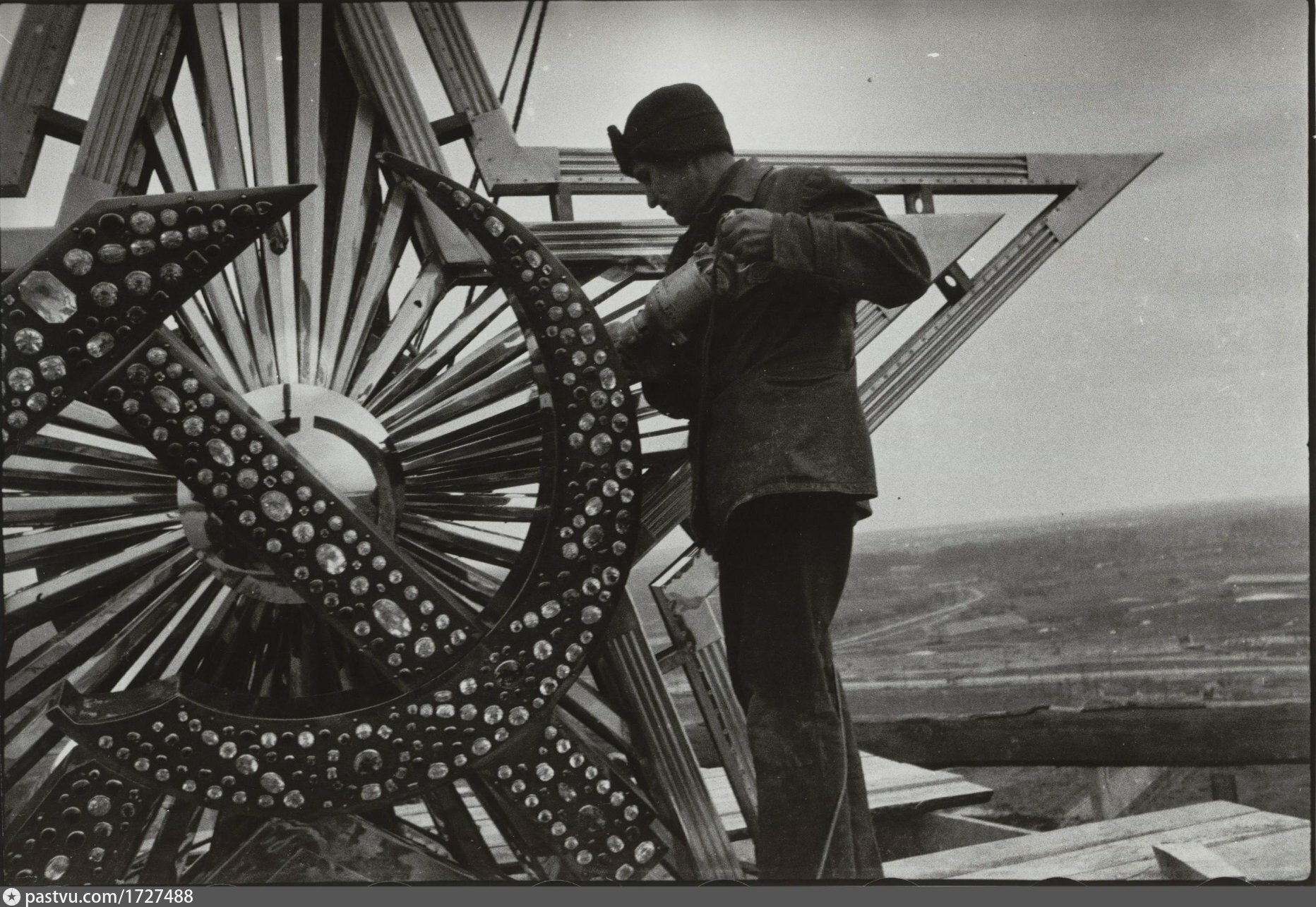 Установка первой. Кремлевские звезды 1935 года. Звезда Спасской башни 1935. Звёзды на башнях Кремля 1935. 1937 Г. - Рубиновая звезда Спасской башни.