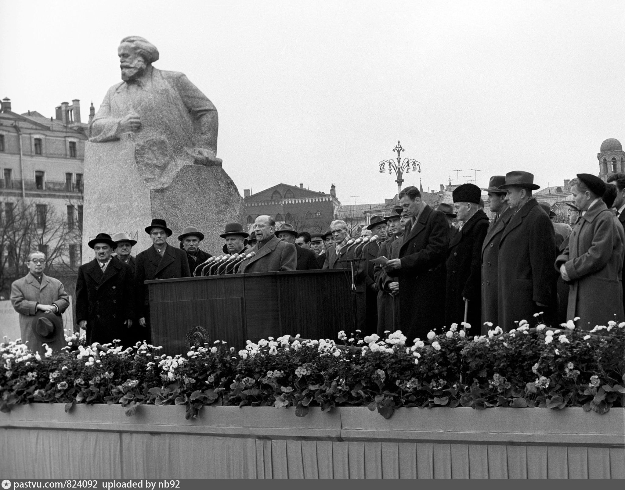 памятник марксу а москве