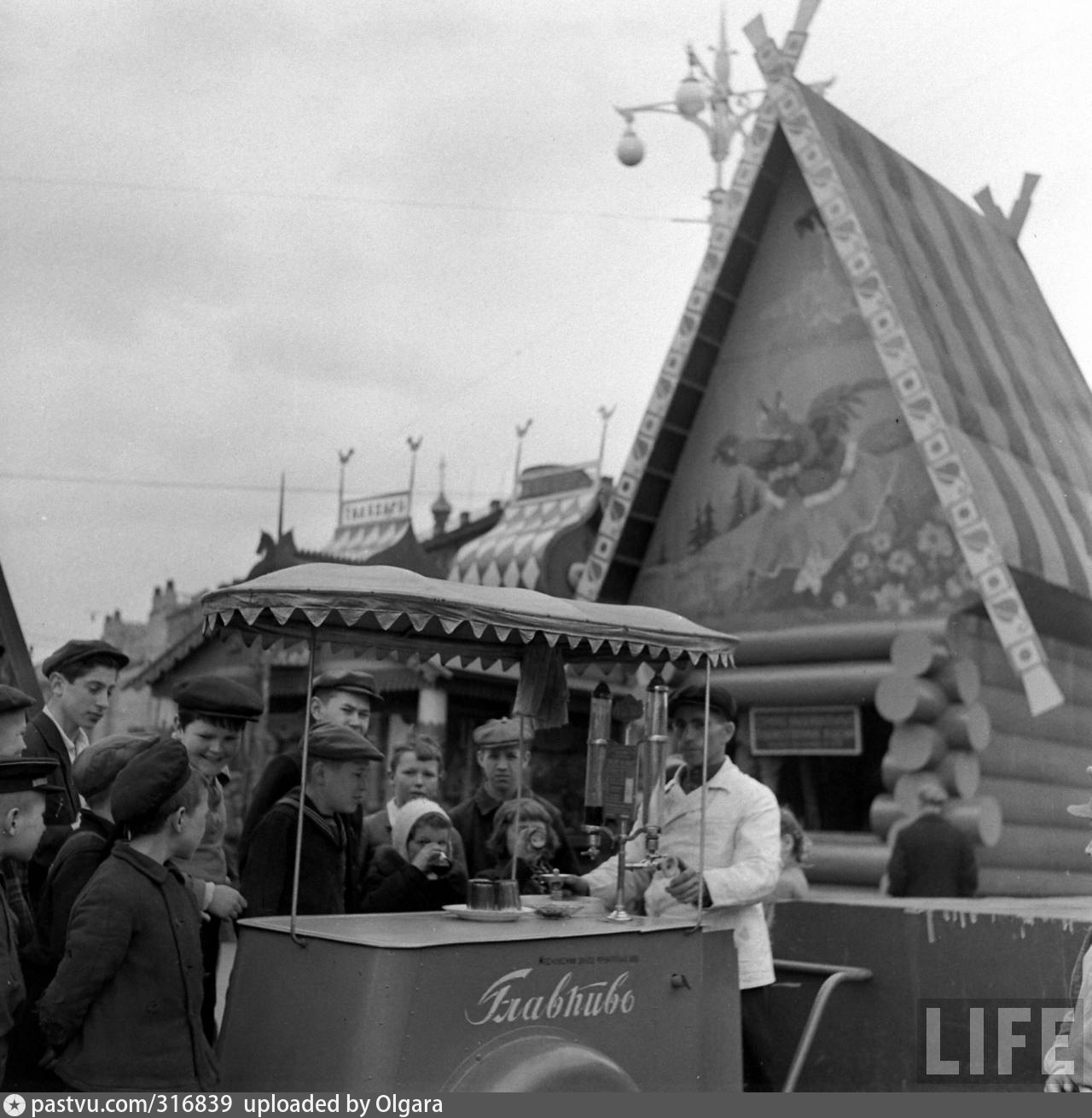 1947 год. Москва 1947 год. Тележка сатураторная СССР. Фото Москвы 1947. Москва декабрь 1947.