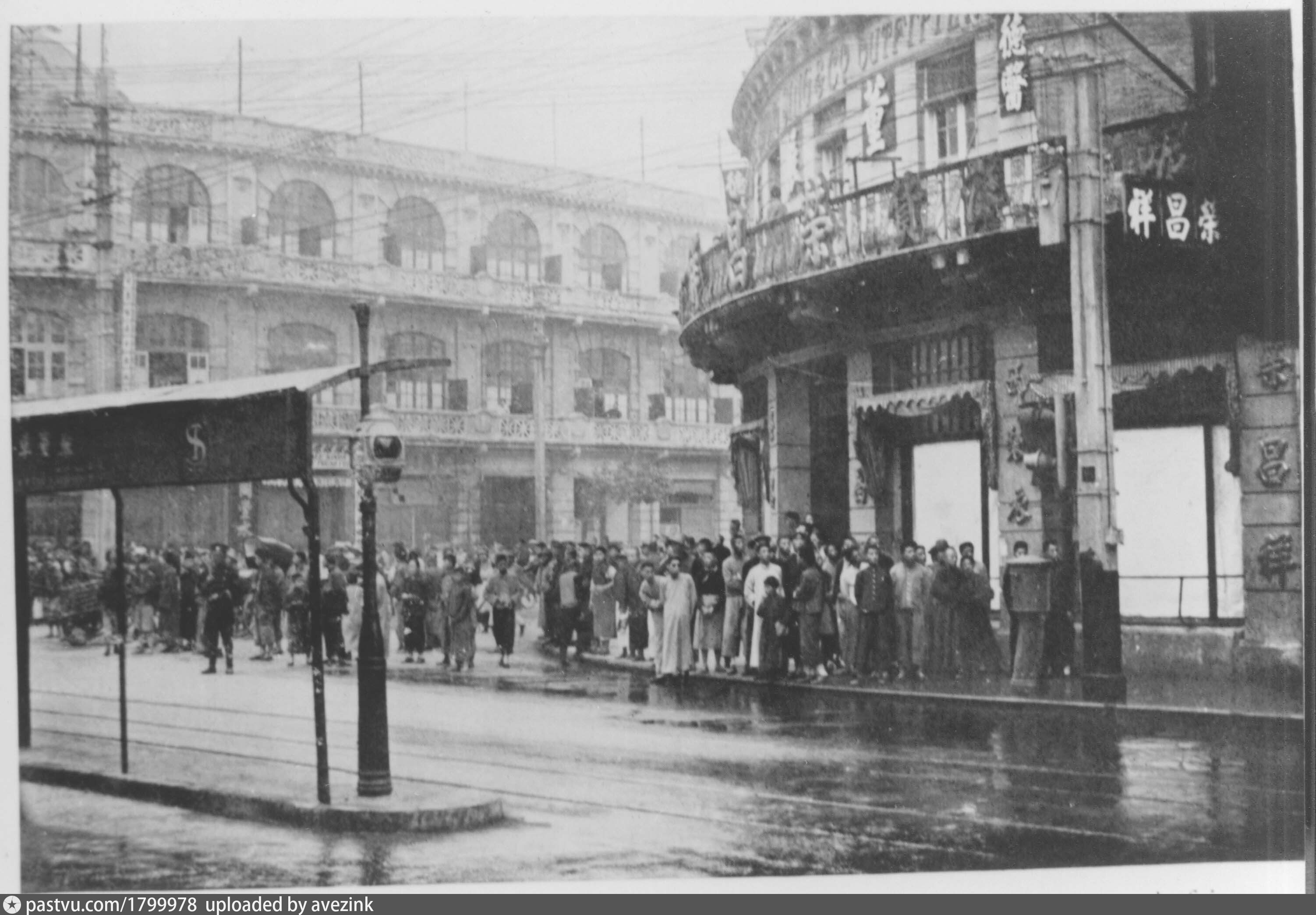 shanghai-crowd-watches-firefighters-in-the-street