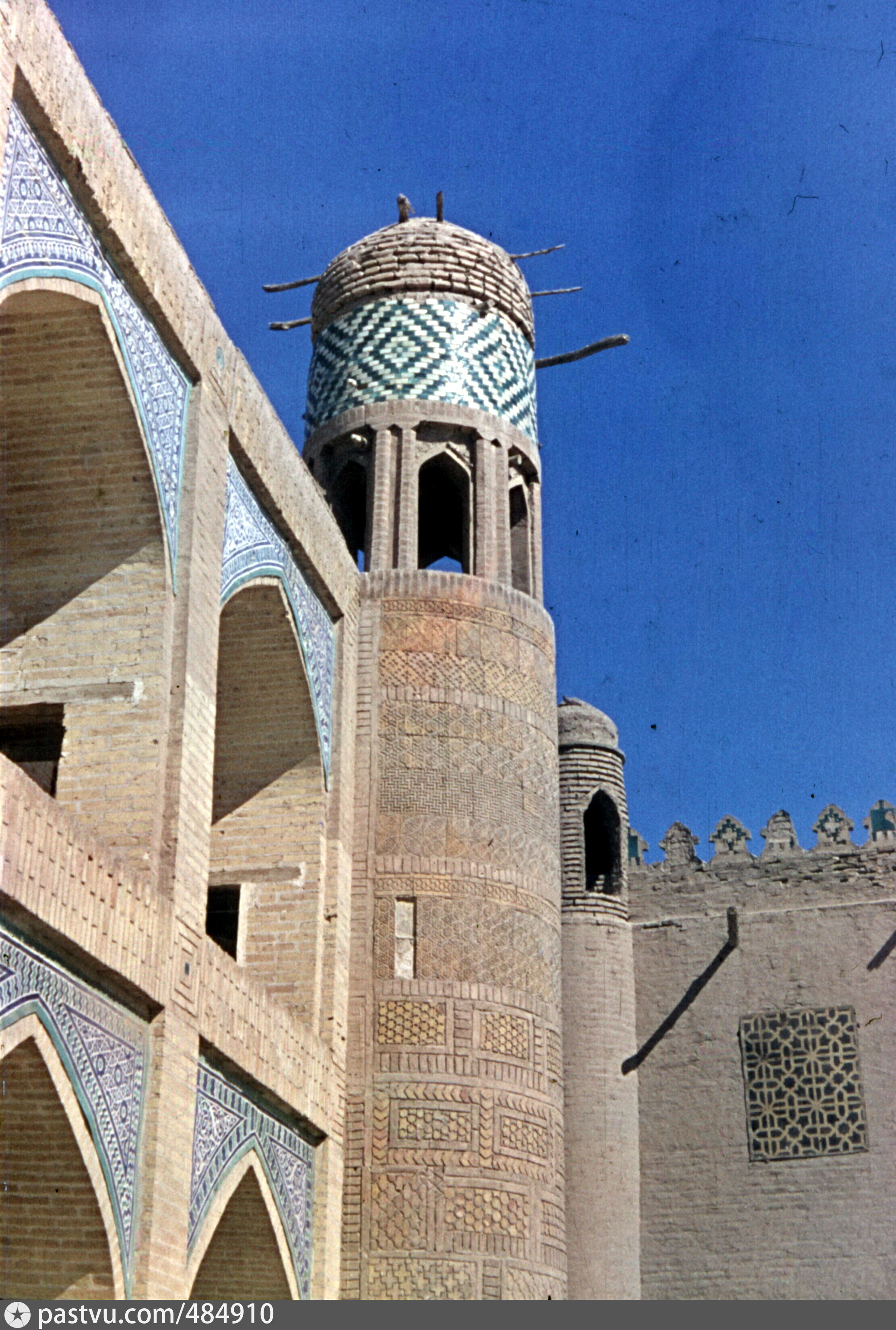 Угловая башня - гульдаста медресе Кутлу-Мурад-инака