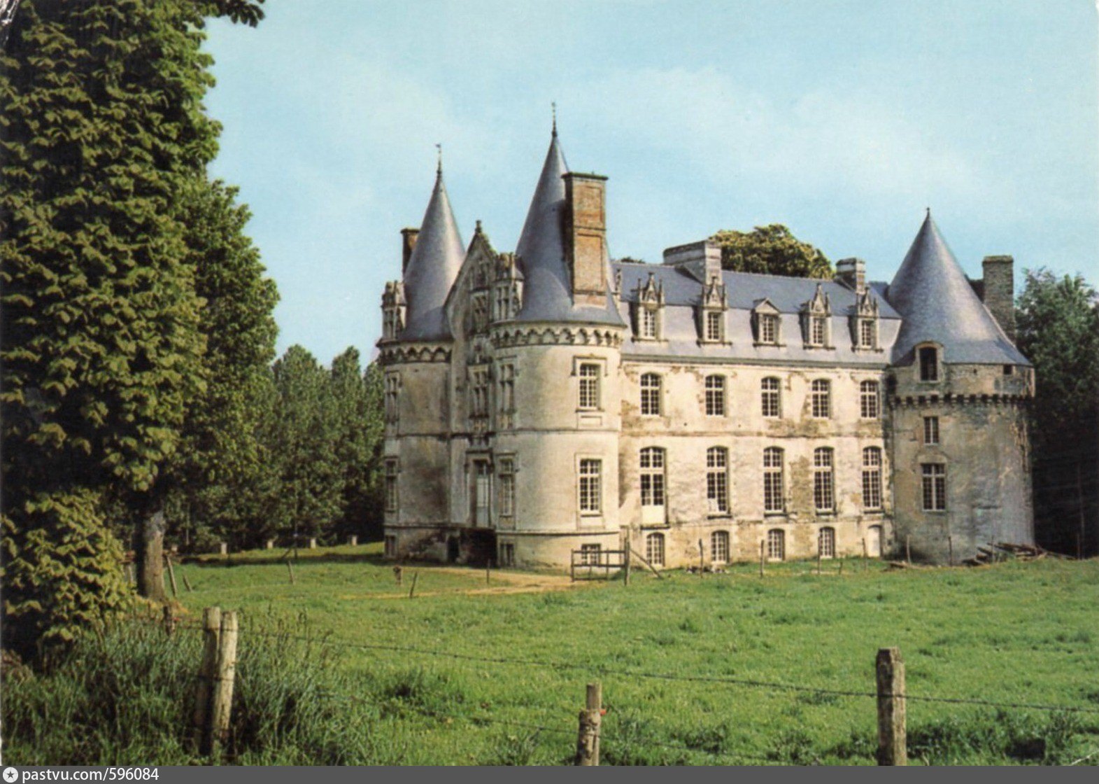 Каса лома канада. Замок архитектор которого продал душу. Замок калзин шотландия. Шато д этамп. Феодальные замки стокгольма.