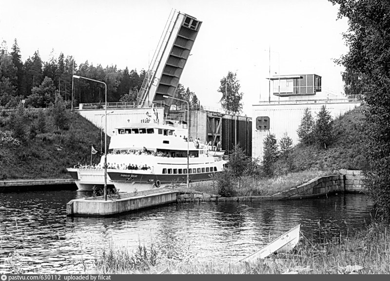 Saimaan kanava, Pällin sulku, matkustajalaiva Saimaan Helmi tulossa sulusta  - Retro photos