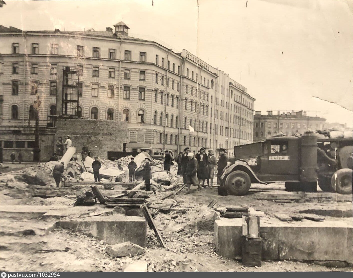 Блокада ленинграда места. Знаменская Церковь площадь Восстания. Знаменская площадь в Санкт-Петербурге площадь Восстания. Знаменская Церковь на Знаменской площади, Санкт-Петербург. Храм на площади Восстания в Санкт-Петербурге утраченный.