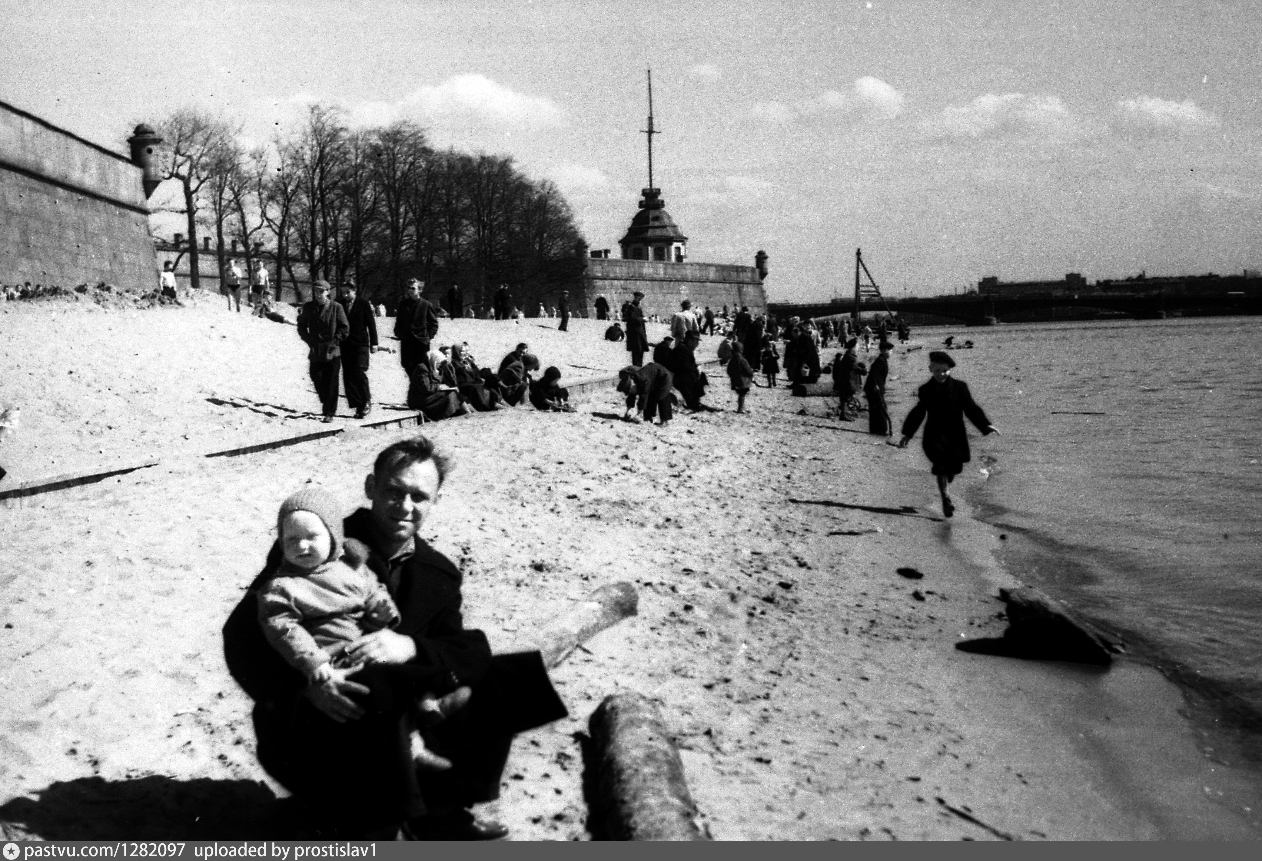 Пляж у Петропавловской крепости в 1960х