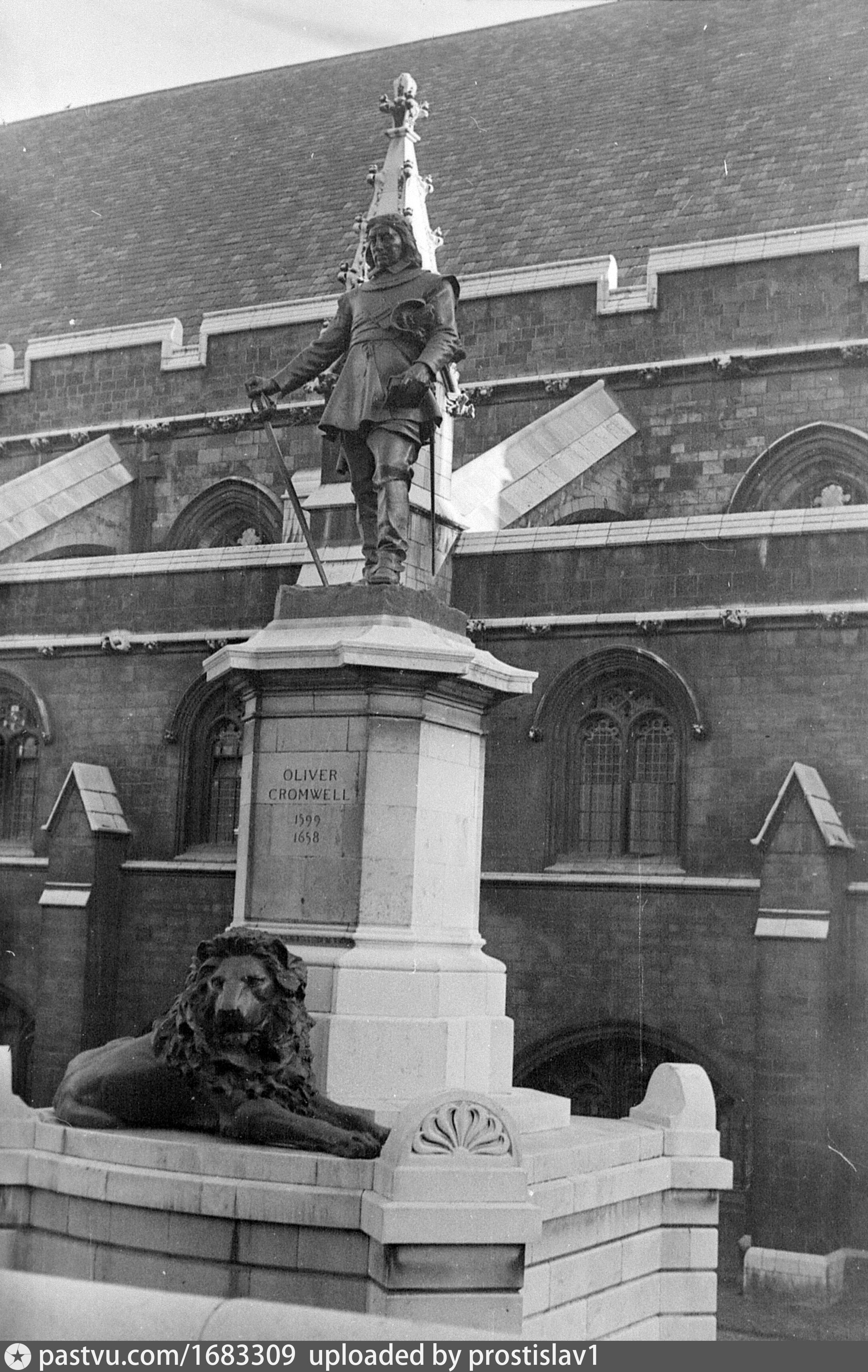 Oliver Cromwell Statue