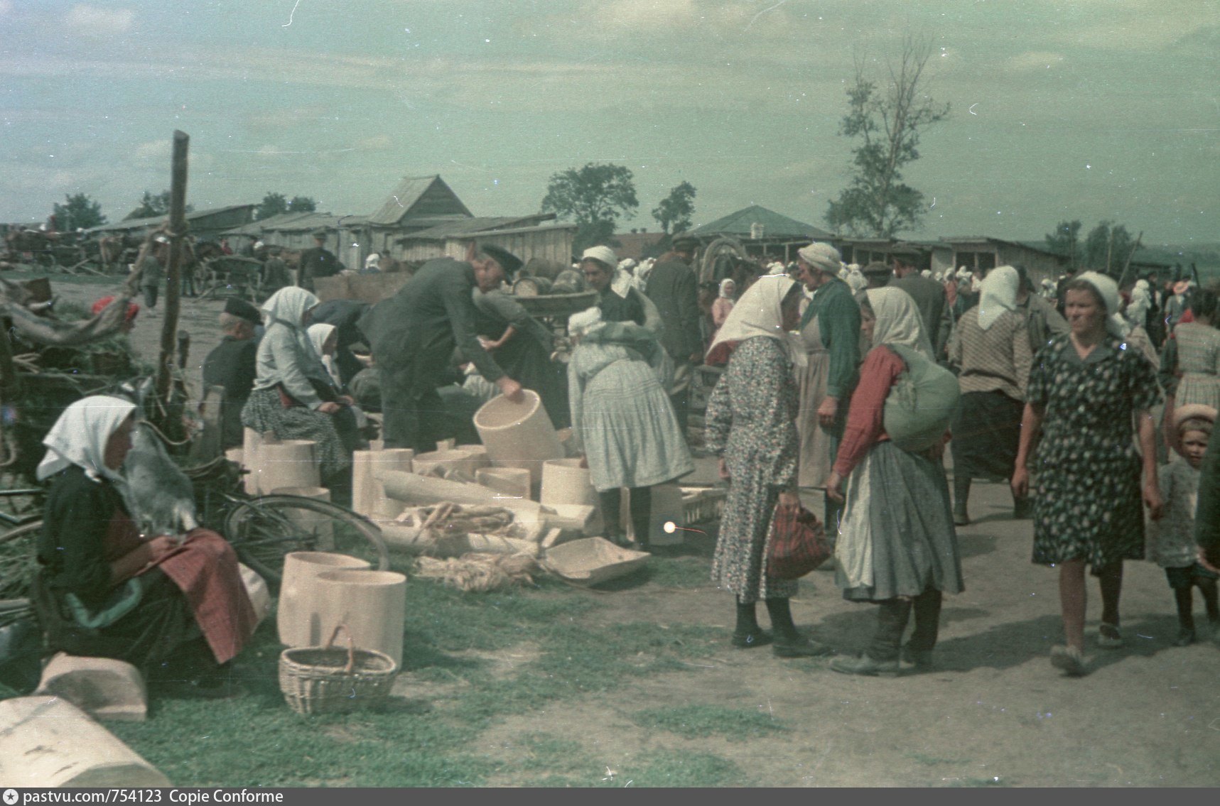 1952 год век. Рынок в Краснослободске, 1952. Рынок в Краснослободске 1952 год Мордовия. Прокудин -Горский рынок в Краснослободске Мордовия. Послевоенный рынок.