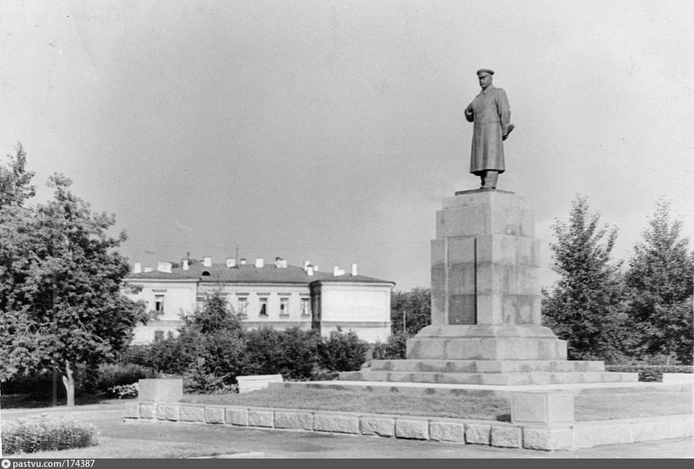 Памятник сталину у балтийского вокзала