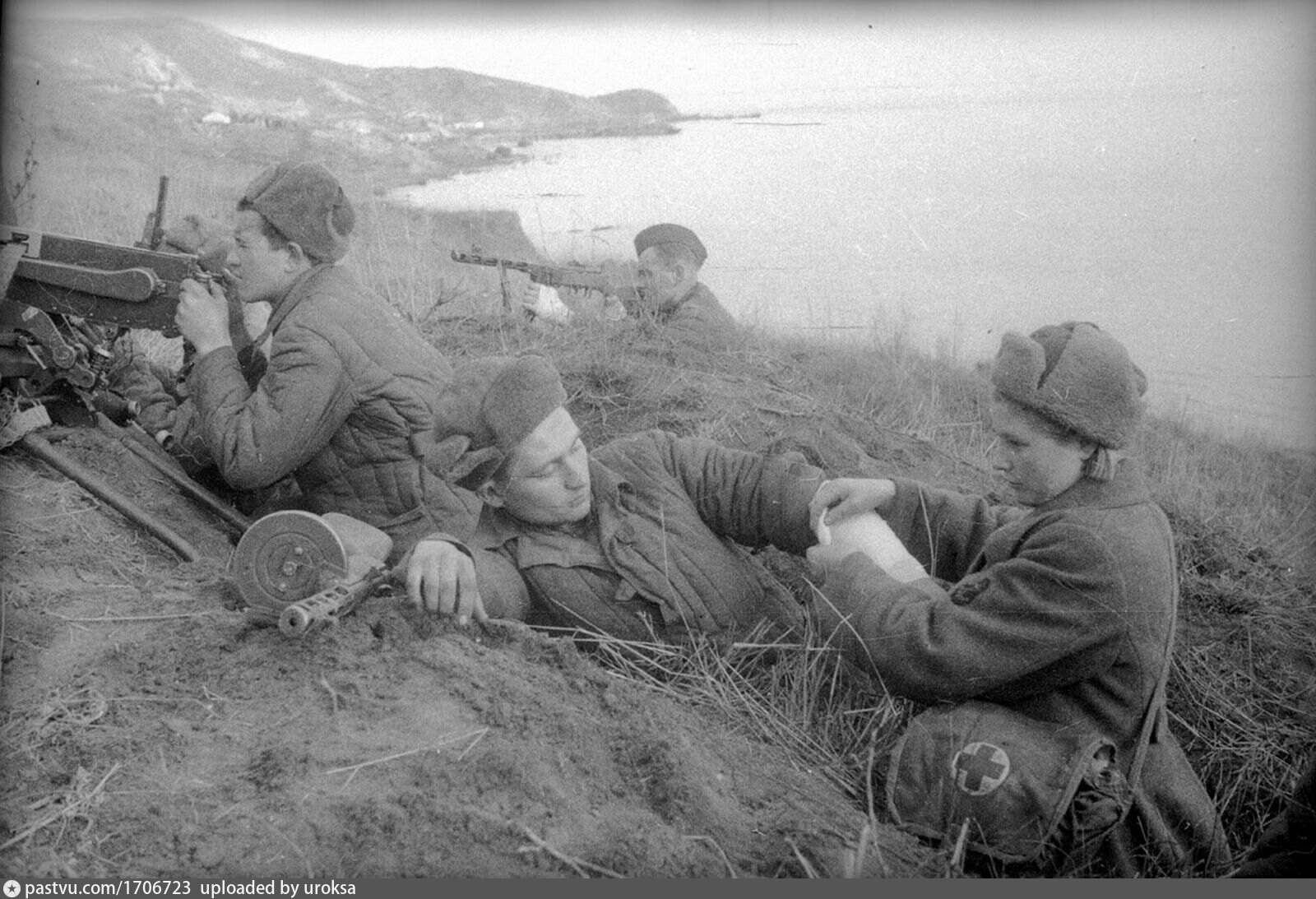 Слова другу в бою. Екатерина Михайлова санинструктор 1944. Санитарки в годы войны 1941-1945. Медики в годы Великой Отечественной войны на поле боя. Картинки о войне.