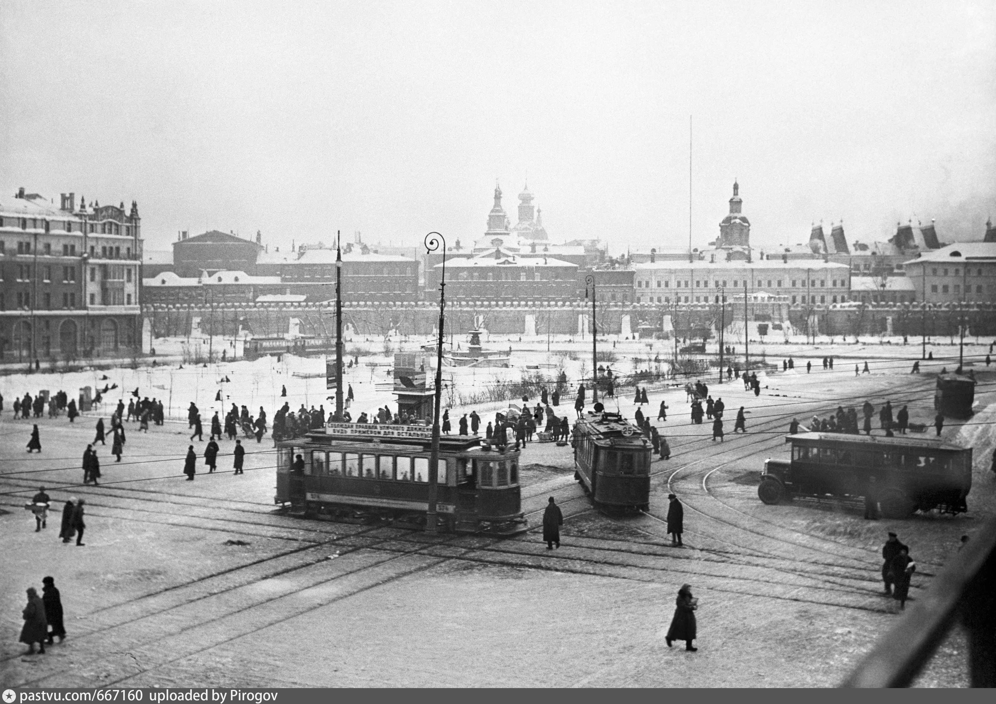 История 1935 год. Таганская площадь 1935 год. Площадь Свердлова 1935  pastvu. Трамвай в Москве начало 20 века. Трамвай на красной площади в Москве.