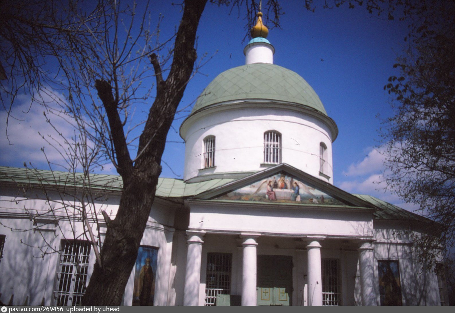 Воробьев храм. Храм Живоначальной Троицы на Воробьевых горах. Храм Троицы в Назарьево. Храм Троицы Живоначальной в Мосрентгене. Лекторий храма на Воробьевых.