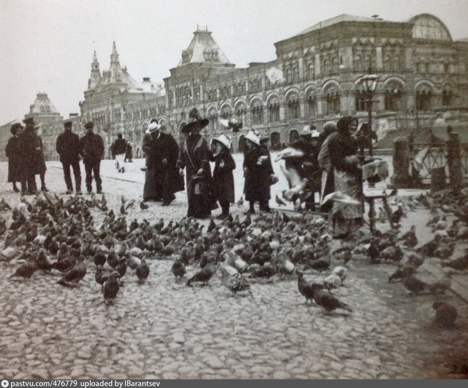 Видео начала 20 века. Рынок на красной площади в 19 веке. Москва в начале 20 века. Голуби на красной площади. Кормление голубей на красной площади.