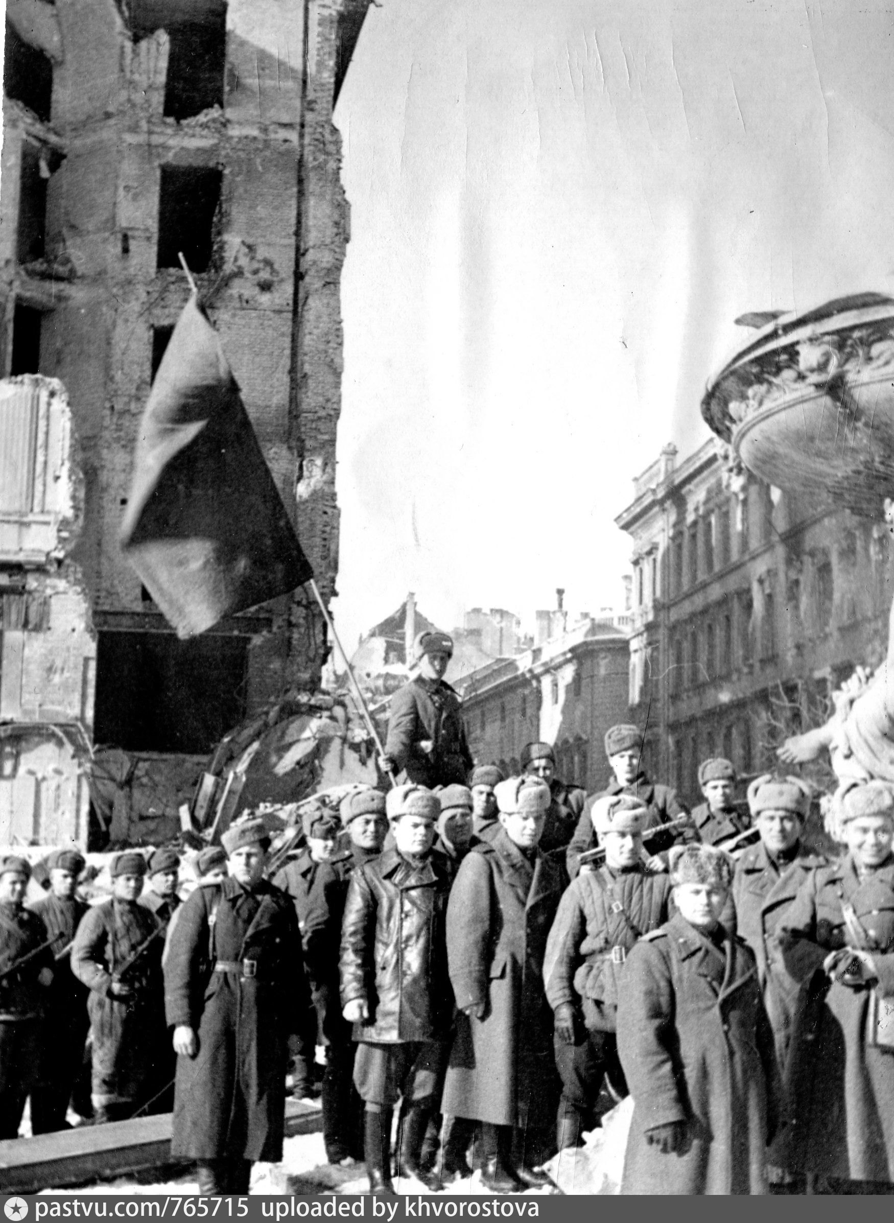 Освобождение будапешта. Штурм Будапешта 1945. Советские солдаты в Будапеште 1945. Советские войска в Будапеште 1945. Освобождение столицы Венгрии г Будапешт 13 февраля 1945 г.